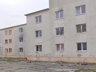 Bytovku za Komárnom strážia vojaci. Šírenie koronavírusu nebolo v tejto časti pod kontrolou