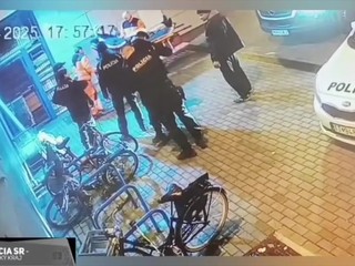 Okoloidúci našli muža v bezvedomí. Polícia a záchranári mu zachránili život