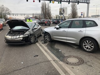 V Bratislave sa zrazili tri autá. Jedna osoba podľahla zraneniam