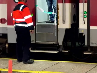 Útočník, ktorý pobodal študentku vo vlaku, zostáva vo väzbe