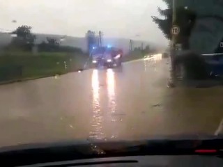VIDEO:  Na východe opäť bojujú s povodňami, vyhlásili mimoriadnu situáciu