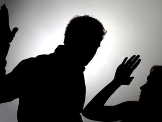 Chlapec sa v noci vybral po sladkosť. Otec ho ubil na smrť