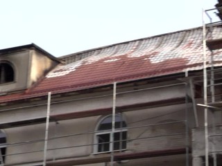 Ničivý požiar vzal trinástim rodinám domov. Pomoc hľadajú u stavebnej firmy