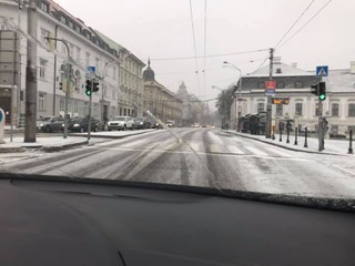 Sneh na západe spôsobuje kalamitu. Niektoré linky MHD nepremávajú