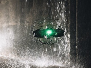 Je tu prvý skutočne nárazuvzdorný dron: Dokáže vzlietnuť bez pomoci aj po havárii