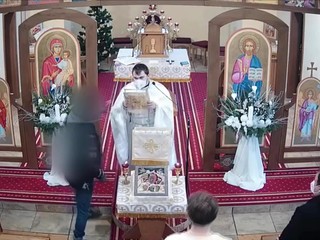 Muž s hanlivým nápisom, ktorý uráža kresťanov, napadol v kostole pri bohoslužbe kňaza