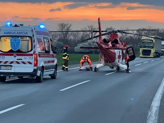 Zrážka auta s kamiónom: Dieťa (9) musel odviezť vrtuľník