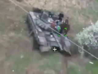 Toto videl samovražedný dron tesne predtým, ako narazil do ruského tanku