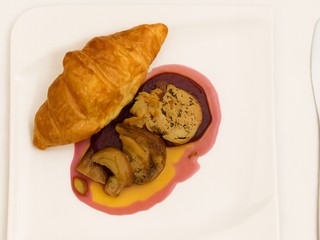 Pečienky na víne s karamelizovanou hruškou a croissantom