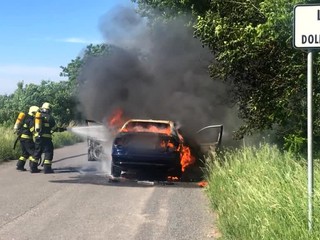 Auto im zhorelo za pár sekúnd. Nikto z okoloidúcich im nepomohol