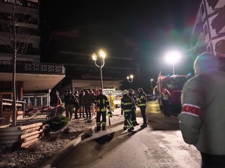 Výbuch v bare v lyžiarskom stredisku počas osláv Nového roka zabil približne 40 ľudí