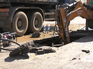 Prasknuté potrubie paralyzovalo mesto: Zatopilo ulice, podmylo cesty, tisíce ľudí zostalo bez vody