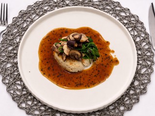 Grilovaná hovädzia sviečkovica, huby so špenátom, zemiakový aligot a madeira omáčka