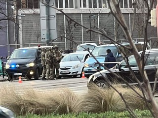 V centre Bratislavy zasahovala NAKA. Auto obkľúčilo ozbrojené komando