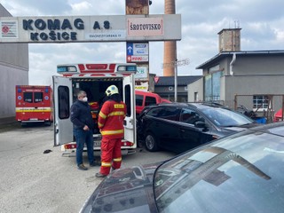 Sanitka sa chcela vyhnúť autu a narazila do zaparkovaných áut. Pri náraze ťažko zranila muža