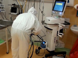 Nemocnice to personálne zvládajú už s odretými ušami. Lekári žiadajú, aby sa Slováci dali zaočkovať