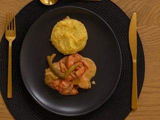 Karfiolovo-zemiakové pyré, kuracie prsia so zeleninou a smotanovou omáčkou