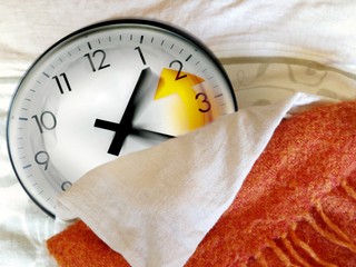 Zo soboty na nedeľu si pospíme o hodinu dlhšie