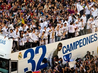 Ulice v Madride zaplnili tisícky fanúšikov Realu oslavujúcich titul