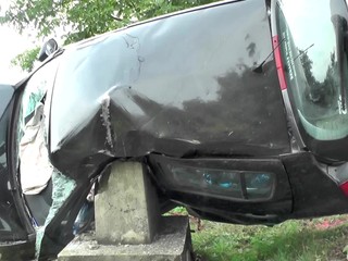 Mokrá cesta a šmyk v zákrute. Mladý vodič vyletel z cesty, jeho auto prerazil podstavec s kovovým krížom