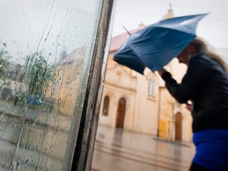 Búrlivý začiatok týždňa: Slovákov prebudili búrky. SHMÚ vydal výstrahy