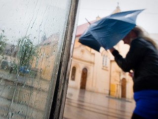 Do konca pracovného týždňa bude dusno a pršať