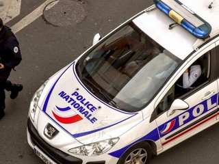 Neďaleko Paríža dobodal útočník dve ženy, dvaja sú zranení