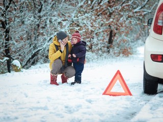 Chystáte sa na chatu? Týchto 7 vecí pri balení auta vám v zime môže zachrániť zdravie