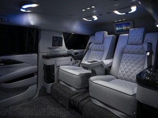 V predĺženom Cadillacu Sylvestra Stalloneho nechýbal luxus