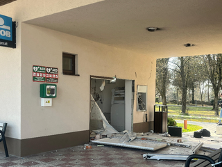 Zlodeji ukradli bankomat priamo zo zastávky: Predtým znefunkčnili kamery a ušli