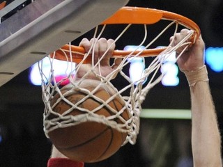 Basketbalistu zabilo smečovanie