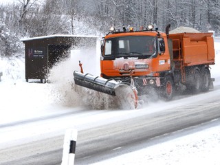 Kolóny, uzatvorené horské priechody a neupravené cesty. Sneženie skomplikovalo dopravu