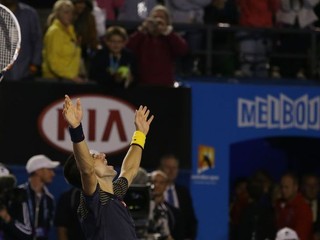 Djokovič (25) zavŕšil v austrálskom Melbourne čistý hetrik