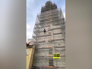 V 50 - metrovej výške si chcel vraj urobiť video, tak vyšiel na historickú budovu v Starom meste