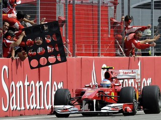 Alonso víťazom Veľkej ceny Nemecka pred Buttonom, Vettela penalizovali