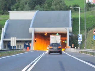 V tuneli Branisko uviazla stovka ľudí