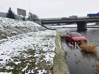 Vodič stratil kontrolu nad vozidlom. Jeho auto skončilo v Hrone