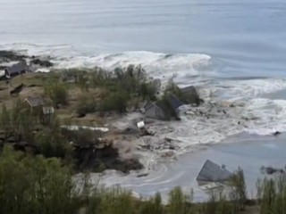 VIDEO: Zosuvy pôdy v Nórsku. V mori skončilo osem domov