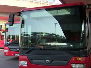 Šofér auta blokoval autobus. Zastavil na zastávke a nadával