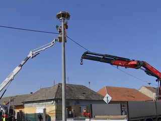 Unikátne hniezdo bocianov preložili na nový stĺp kvôli bezpečnosti