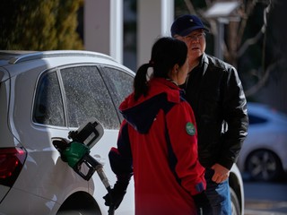 Cena ropy prudko rastie. Analytik: Palivá na Slovensku môžu čoskoro stáť 1,70 eura