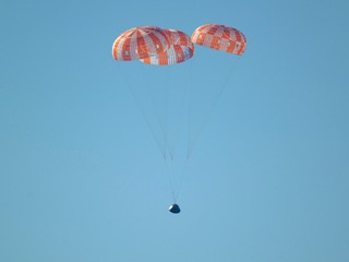 FOTO A VIDEO: Posádka Artemis 2 prežila historický let a vrátila sa na Zem