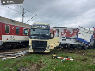 Nehoda na trati: Vlak sa zrazil s kamiónom