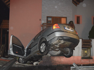 Nočná nehoda v Ružomberku: Auto skončilo v plote rodinného domu