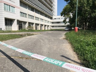 Pod oknami ružinovskej nemocnice našli telo 55-ročnej ženy