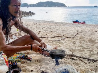 TENTO muž žije ako pračlovek: Chodí nahý a do jaskyne si vodí turistky na sex