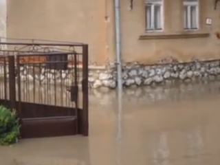 Strhlo im strechy a vytopilo pivnice: Pomôže obci po povodni štát?