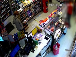 VIDEO: Muž, ktorého nedávno prepustili z väzenia, vyčíňal na dvoch benzínkach. Rozbil sklenený výklad a kryt na grile