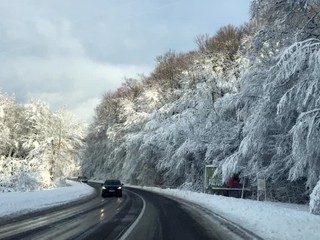 Šoféri, pozor. SHMÚ vydal výstrahu pred tvorbou snehových jazykov