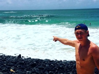 Mladíka milujú zvieratá. Napadol ho žralok, had a aj medveď